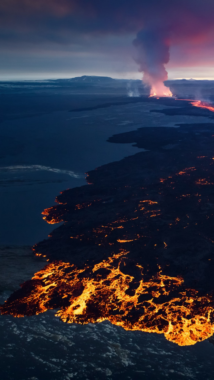 Обои вулкан, лава, щитовой вулкан, типы вулканических извержений, вулканического рельефа в разрешении 750x1334