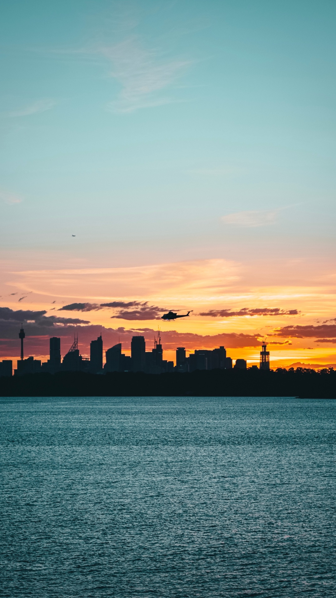 Обои горизонт, послесвечение, вода, закат, сумрак в разрешении 1080x1920