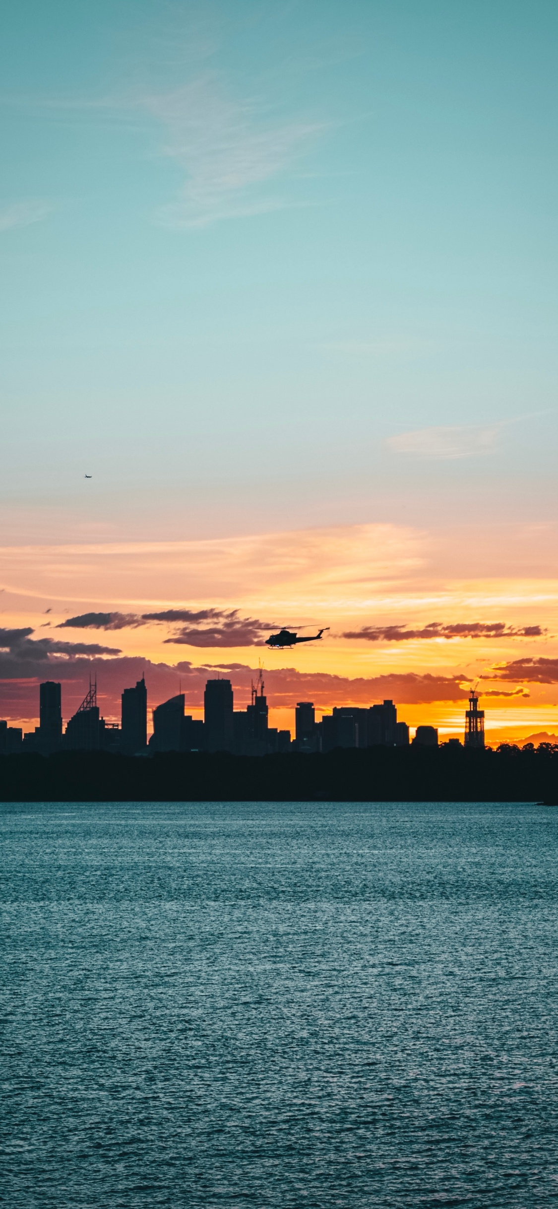 Обои горизонт, послесвечение, вода, закат, сумрак в разрешении 1125x2436