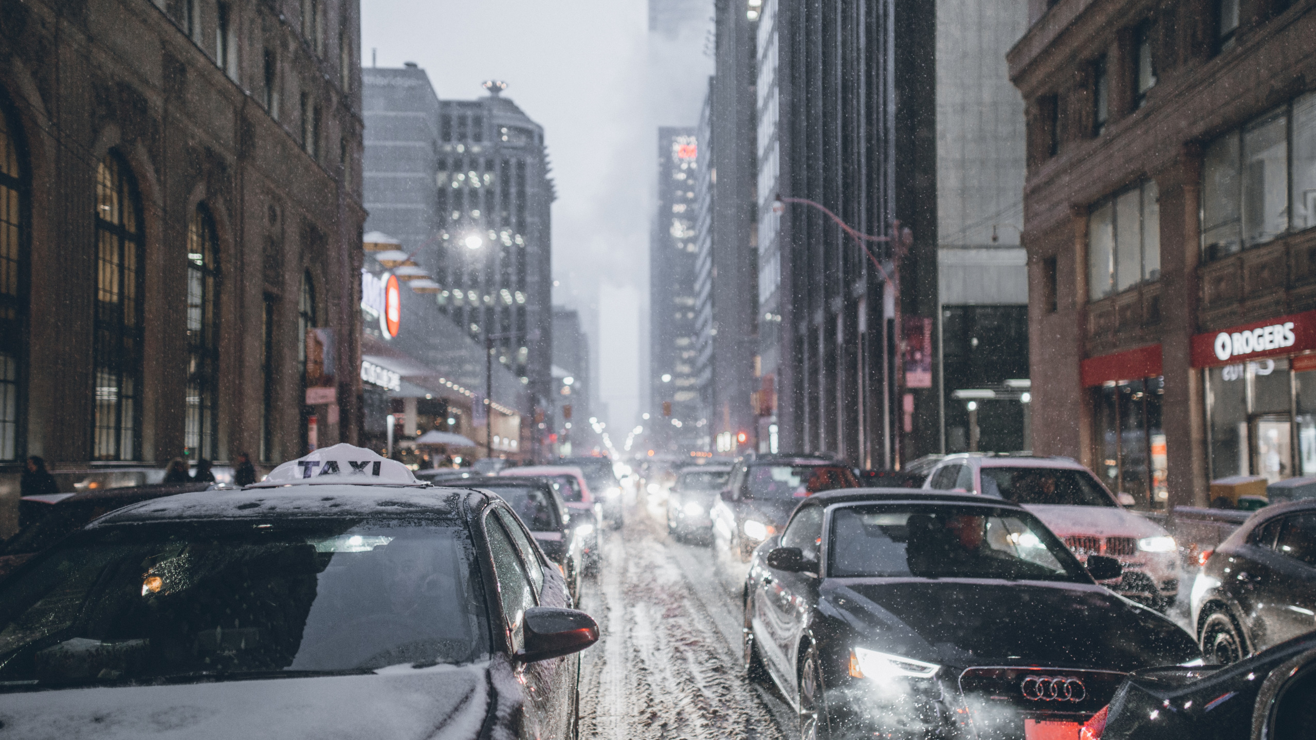 Обои блог, пресса, легковые автомобили, здание, автомобильное освещение в разрешении 2560x1440