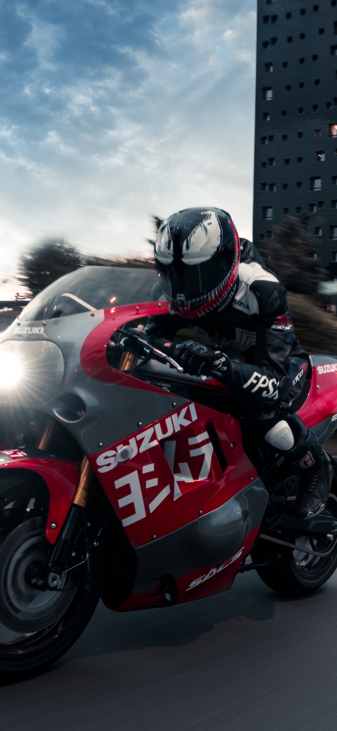 Обои suzuki, мотоцикл, Судзуки системы GSX-r1100 компания-производитель, Судзуки системы GSX-Р, мотогонщик в разрешении 1125x2436