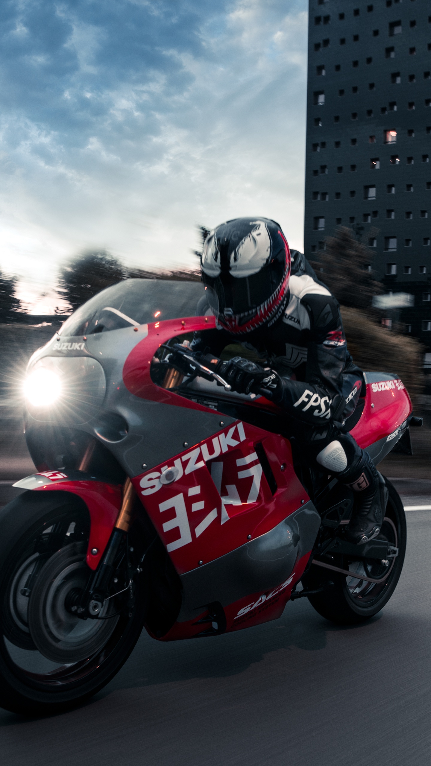 Обои suzuki, мотоцикл, Судзуки системы GSX-r1100 компания-производитель, Судзуки системы GSX-Р, мотогонщик в разрешении 1440x2560