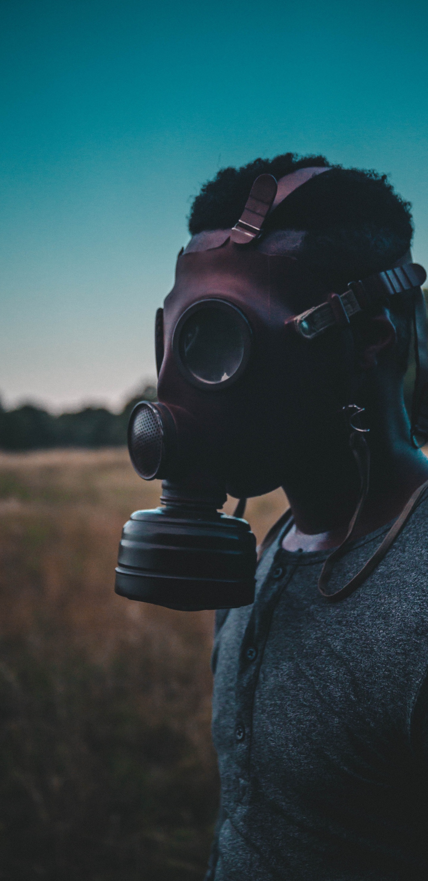 Обои лицо, очки, маска, дерево, противогаз в разрешении 1440x2960