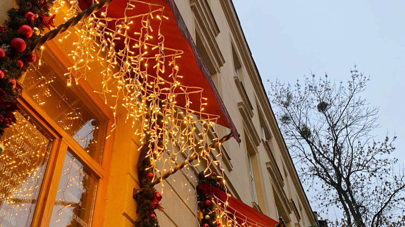 Обои архитектура, окно, ветвь, фасад, соседство в разрешении 1366x768