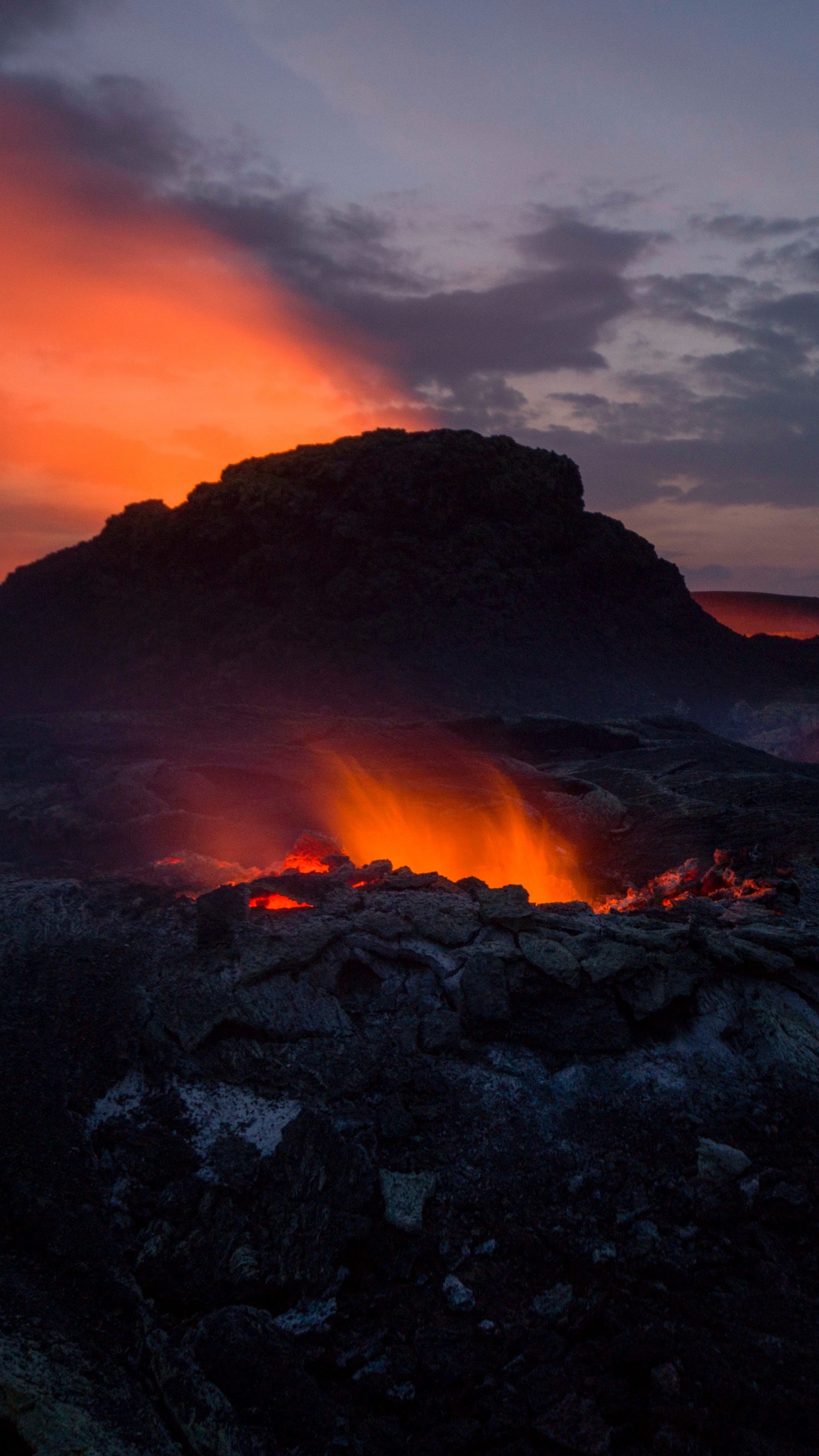 Обои вулкан, лава, вулканического рельефа, типы вулканических извержений, лавовые равнины в разрешении 1080x1920