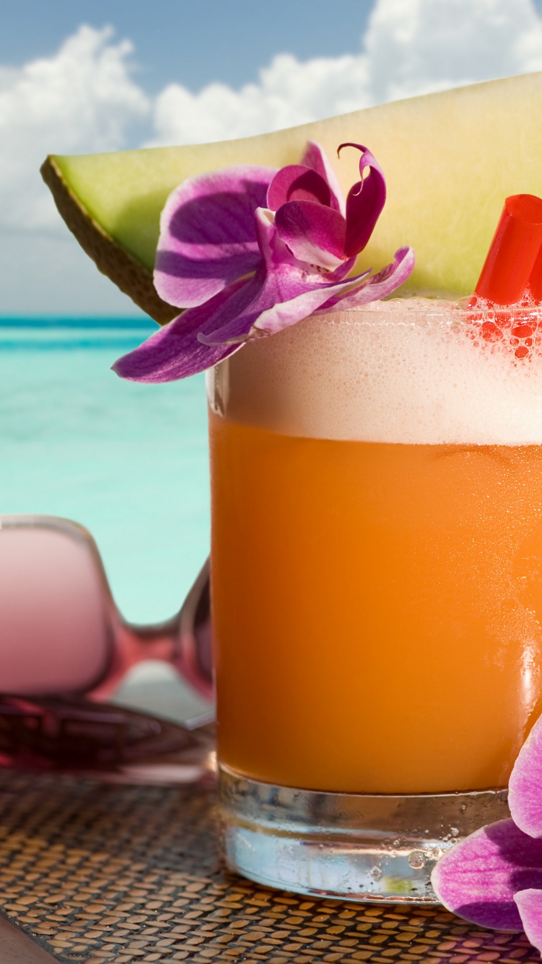 Обои коктейли с ромом на пляже, апельсиновый сок, эггног, вода, облако в разрешении 1080x1920