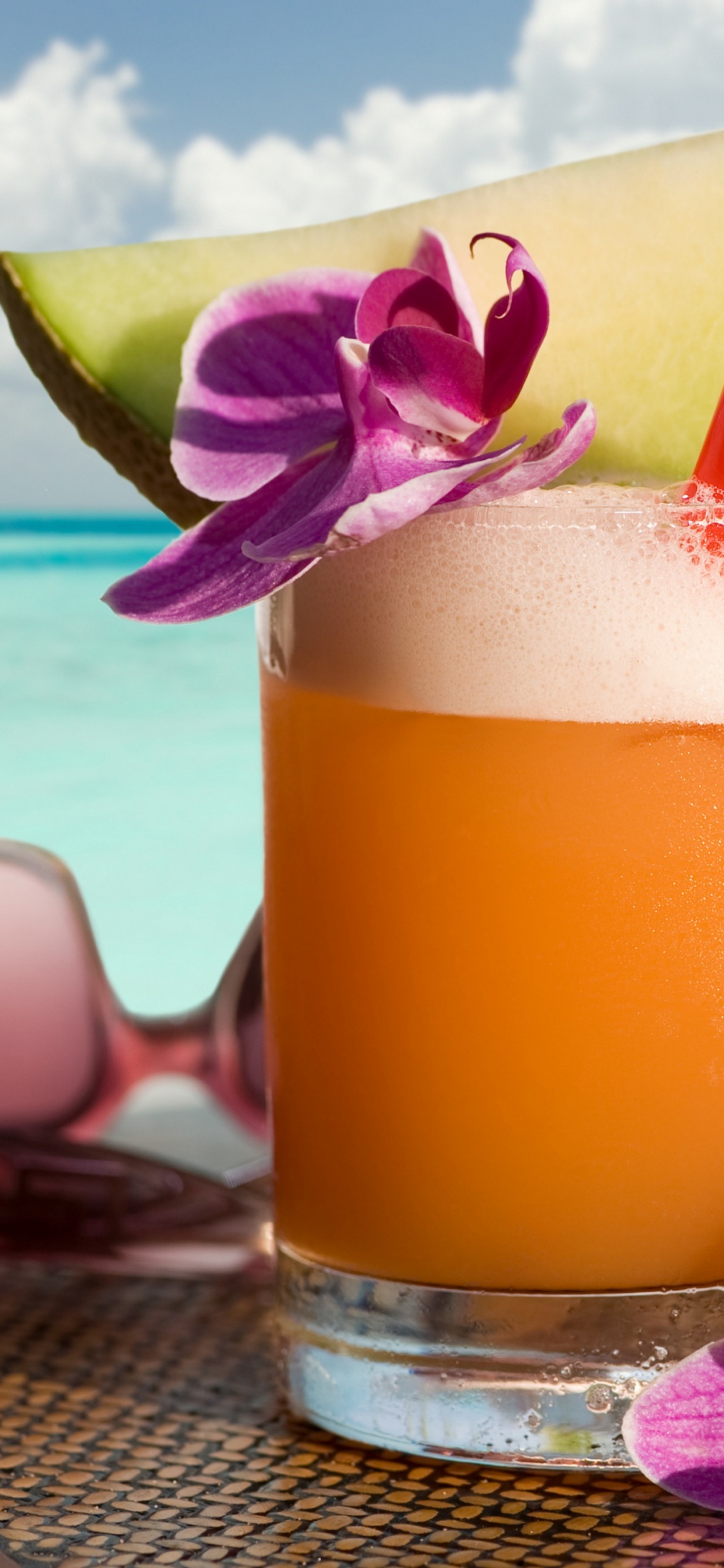 Обои коктейли с ромом на пляже, апельсиновый сок, эггног, вода, облако в разрешении 1125x2436