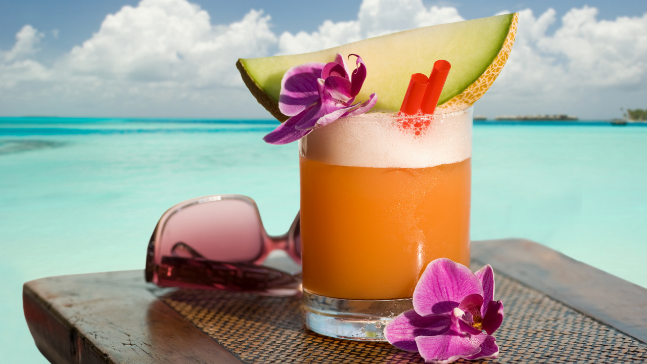 Обои коктейли с ромом на пляже, апельсиновый сок, эггног, вода, облако в разрешении 1280x720