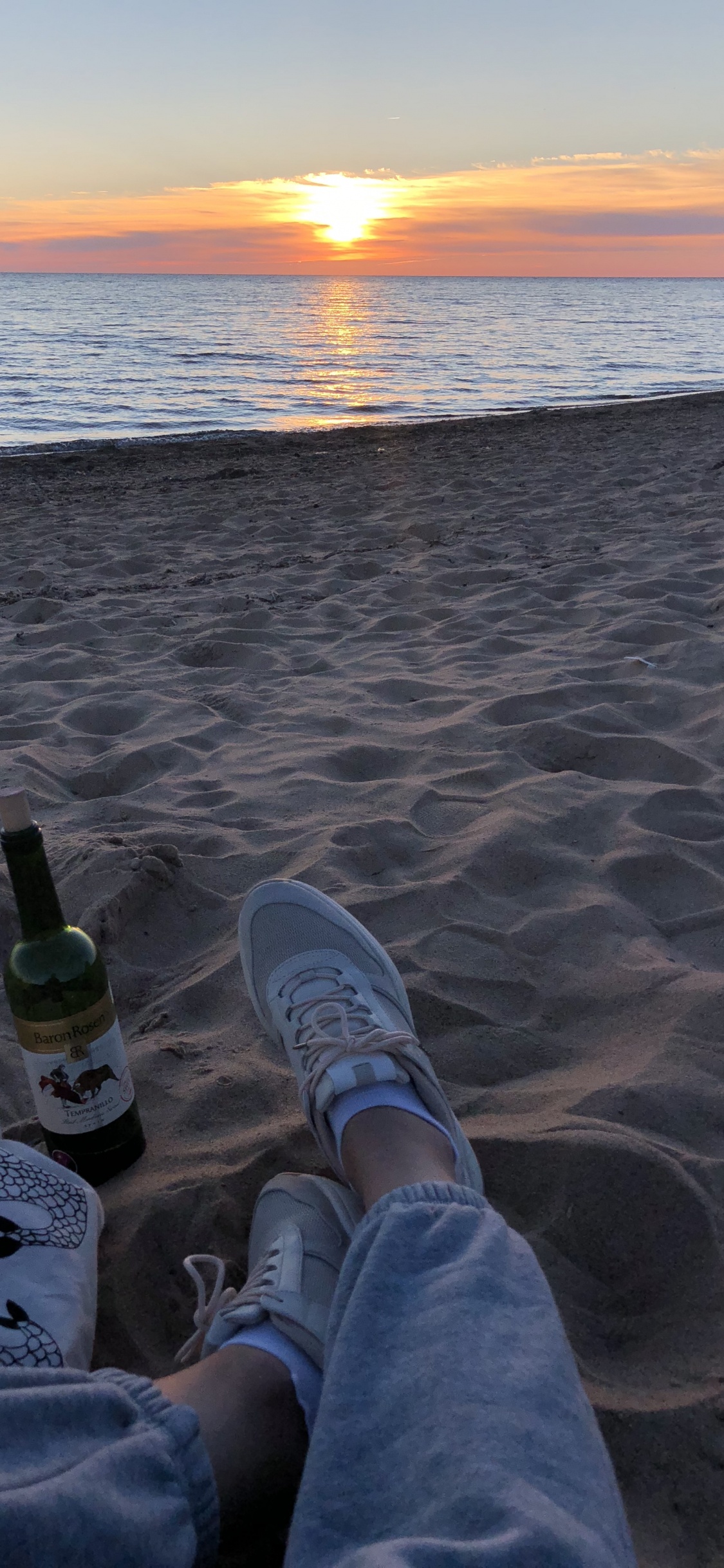 Обои море, вода, башмак, джинсы, закат в разрешении 1125x2436