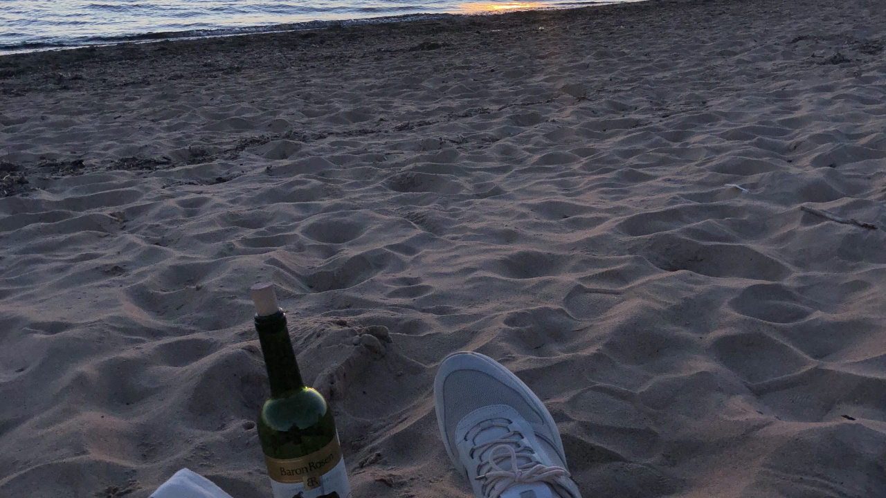 Обои море, вода, башмак, джинсы, закат в разрешении 1280x720