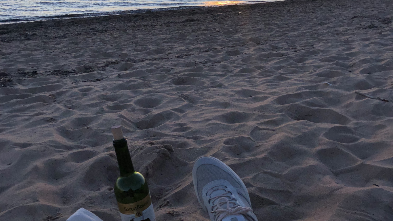 Обои море, вода, башмак, джинсы, закат в разрешении 1366x768