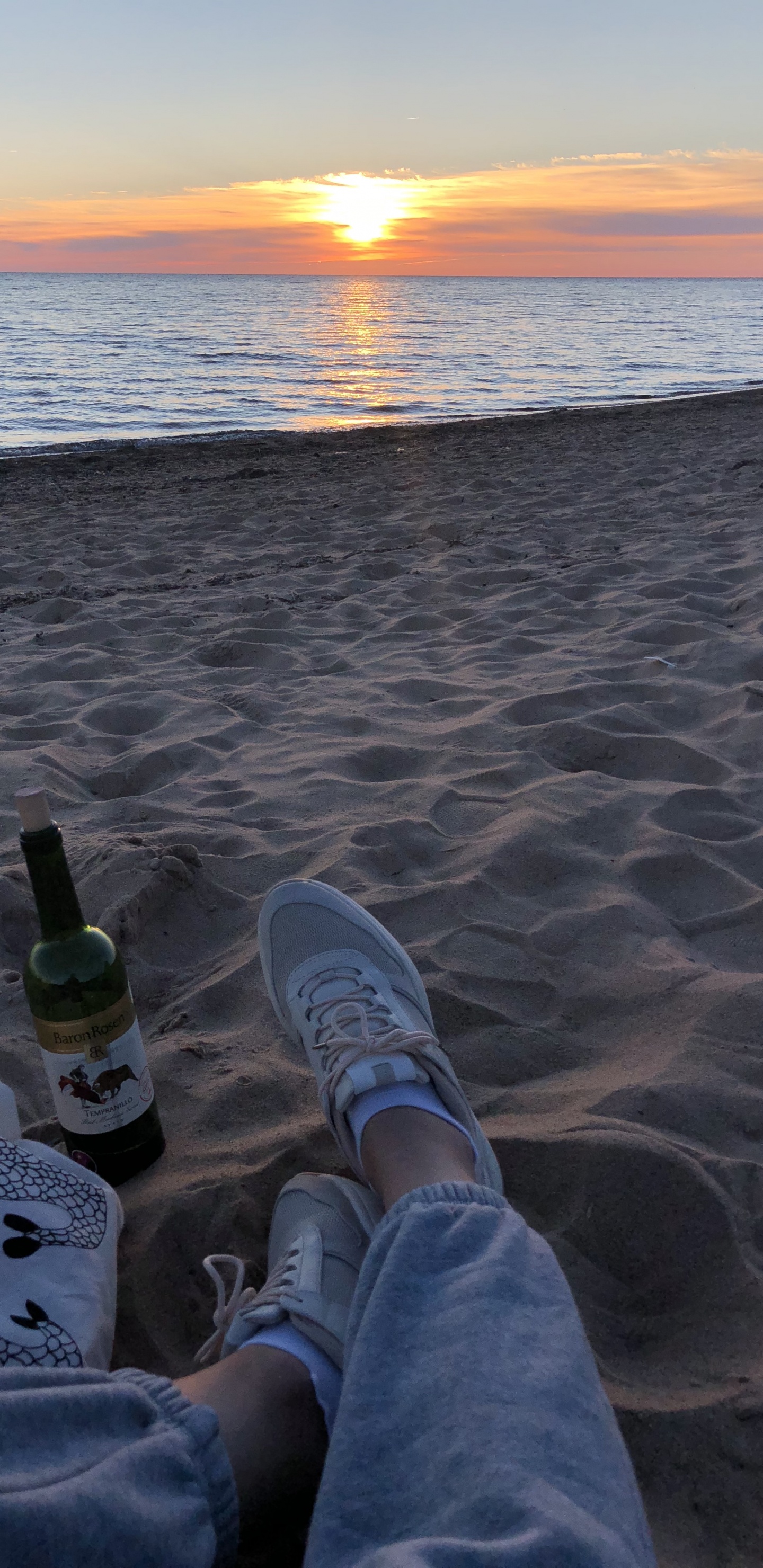 Обои море, вода, башмак, джинсы, закат в разрешении 1440x2960