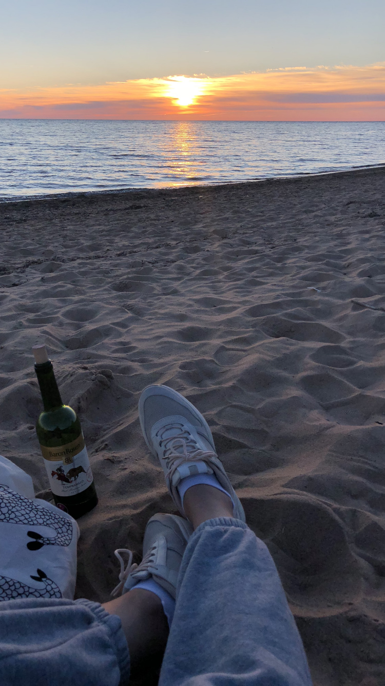 Обои море, вода, башмак, джинсы, закат в разрешении 750x1334