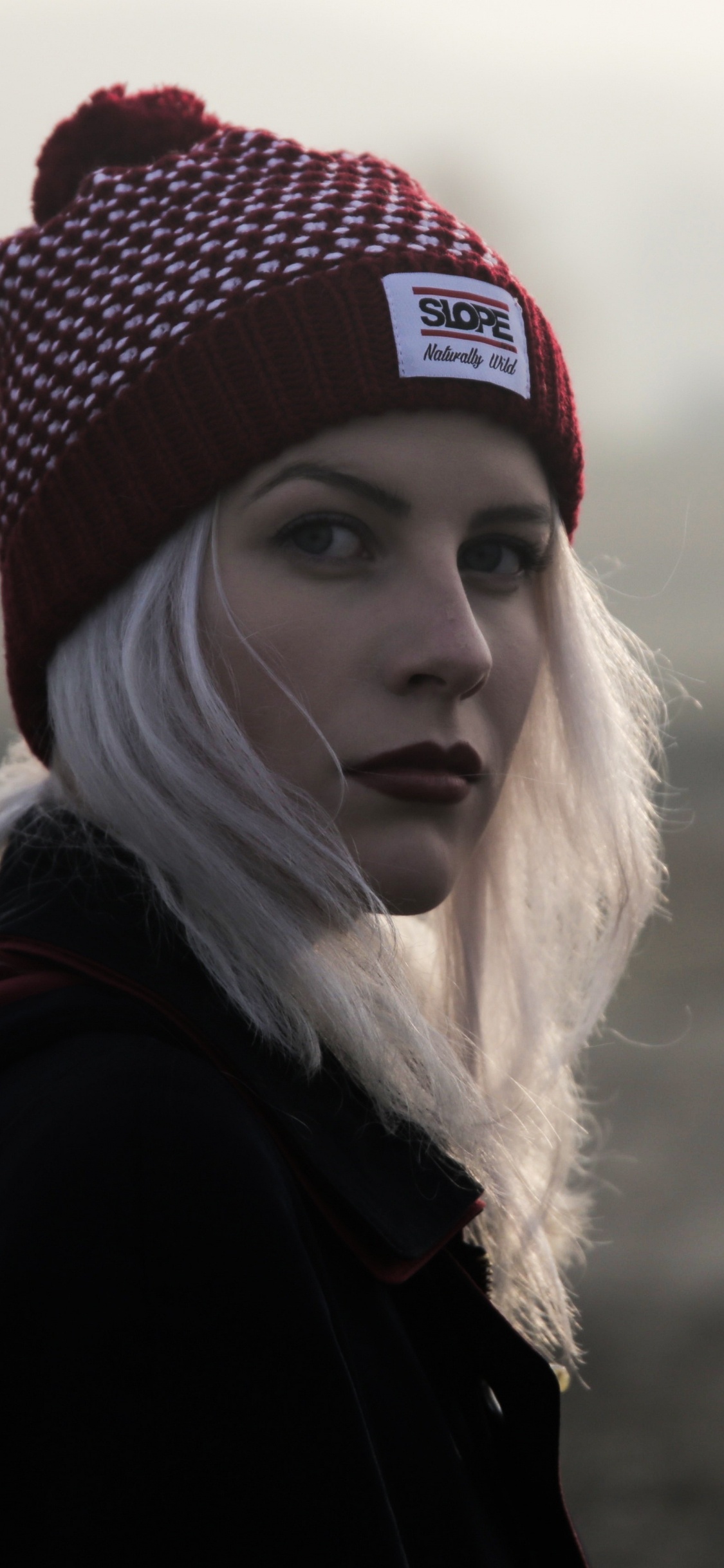 Обои милая девушка в чепце, шляпа, зимняя шапка, фэшн, верхняя одежда в разрешении 1125x2436