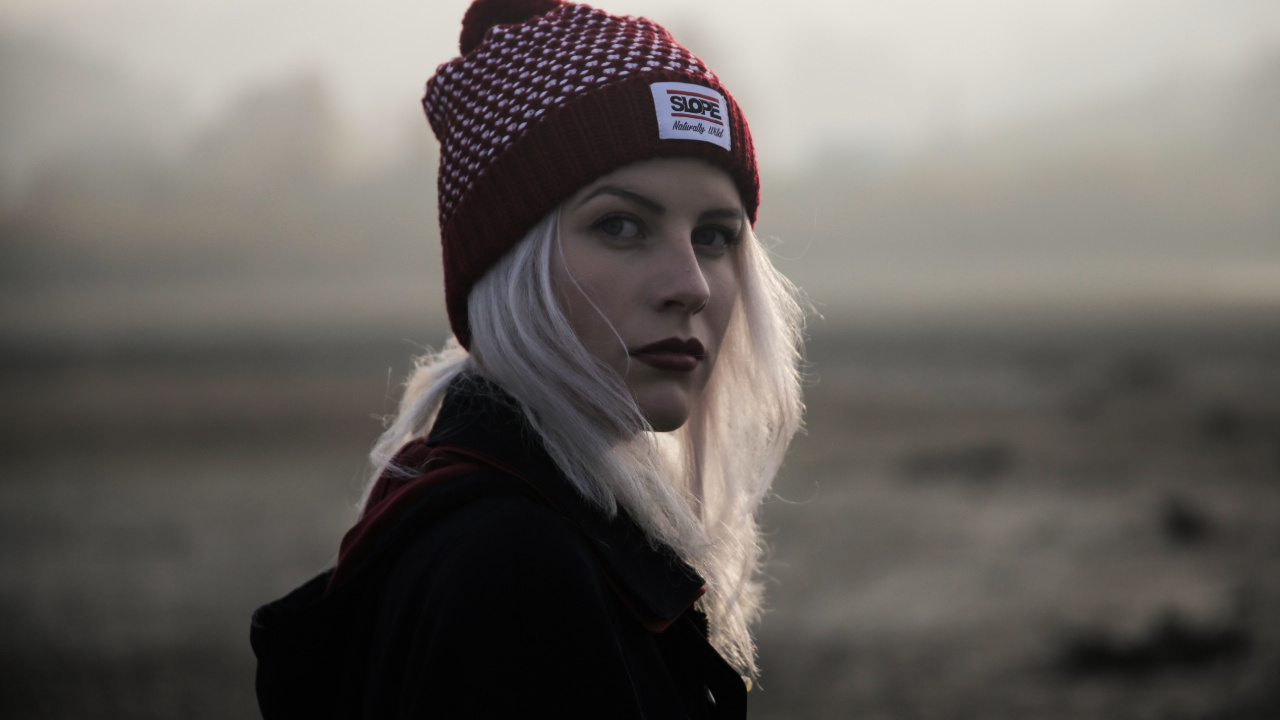 Обои милая девушка в чепце, шляпа, зимняя шапка, фэшн, верхняя одежда в разрешении 1280x720