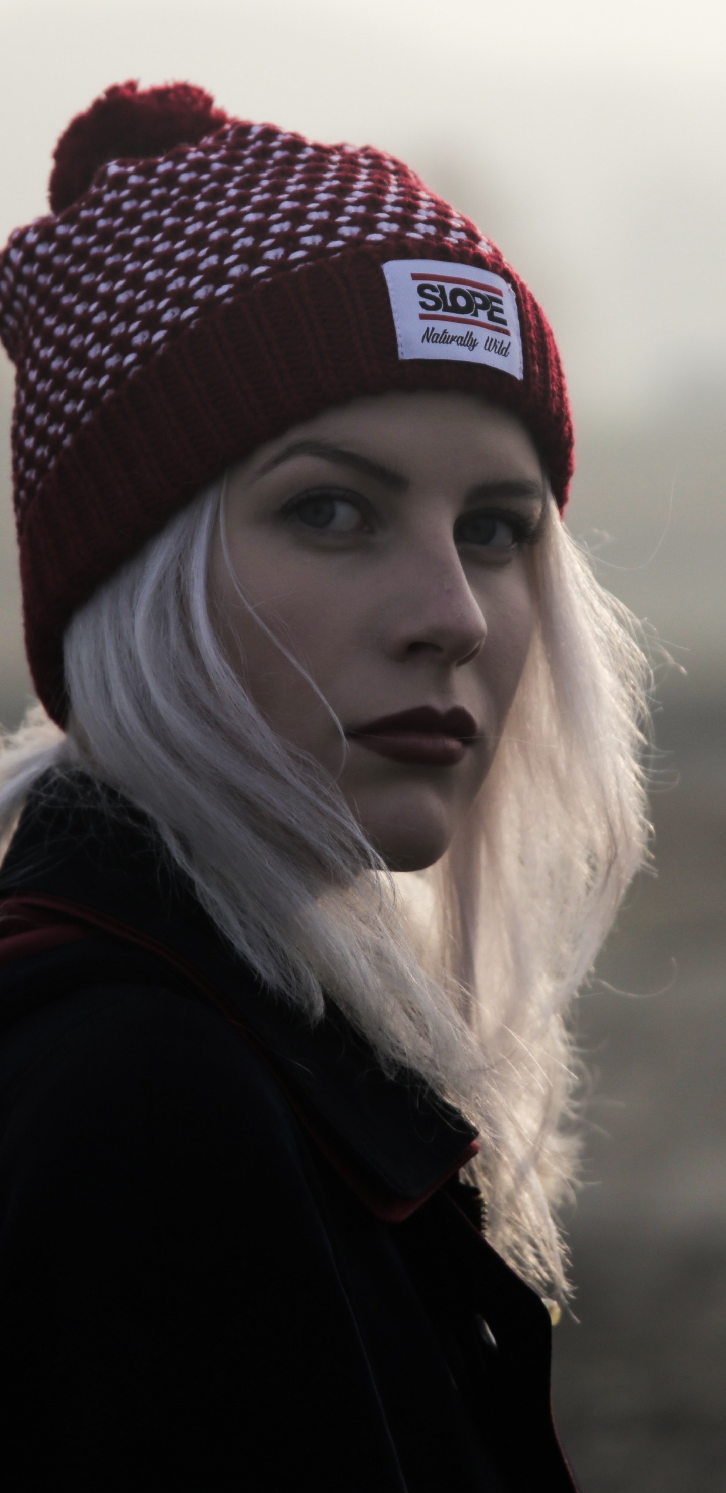 Обои милая девушка в чепце, шляпа, зимняя шапка, фэшн, верхняя одежда в разрешении 1440x2960