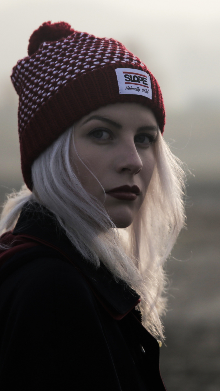 Обои милая девушка в чепце, шляпа, зимняя шапка, фэшн, верхняя одежда в разрешении 750x1334