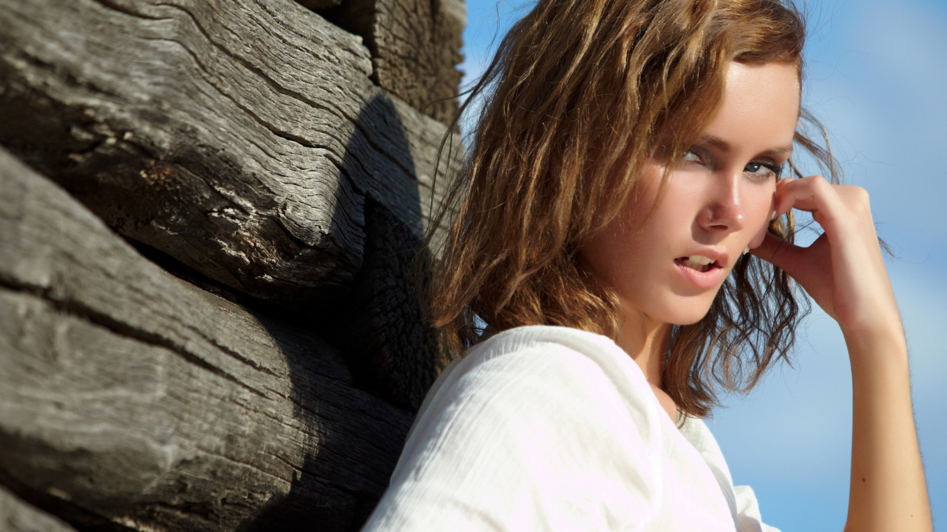 Обои волосы, красота, прическа, блондин, кожа в разрешении 1366x768