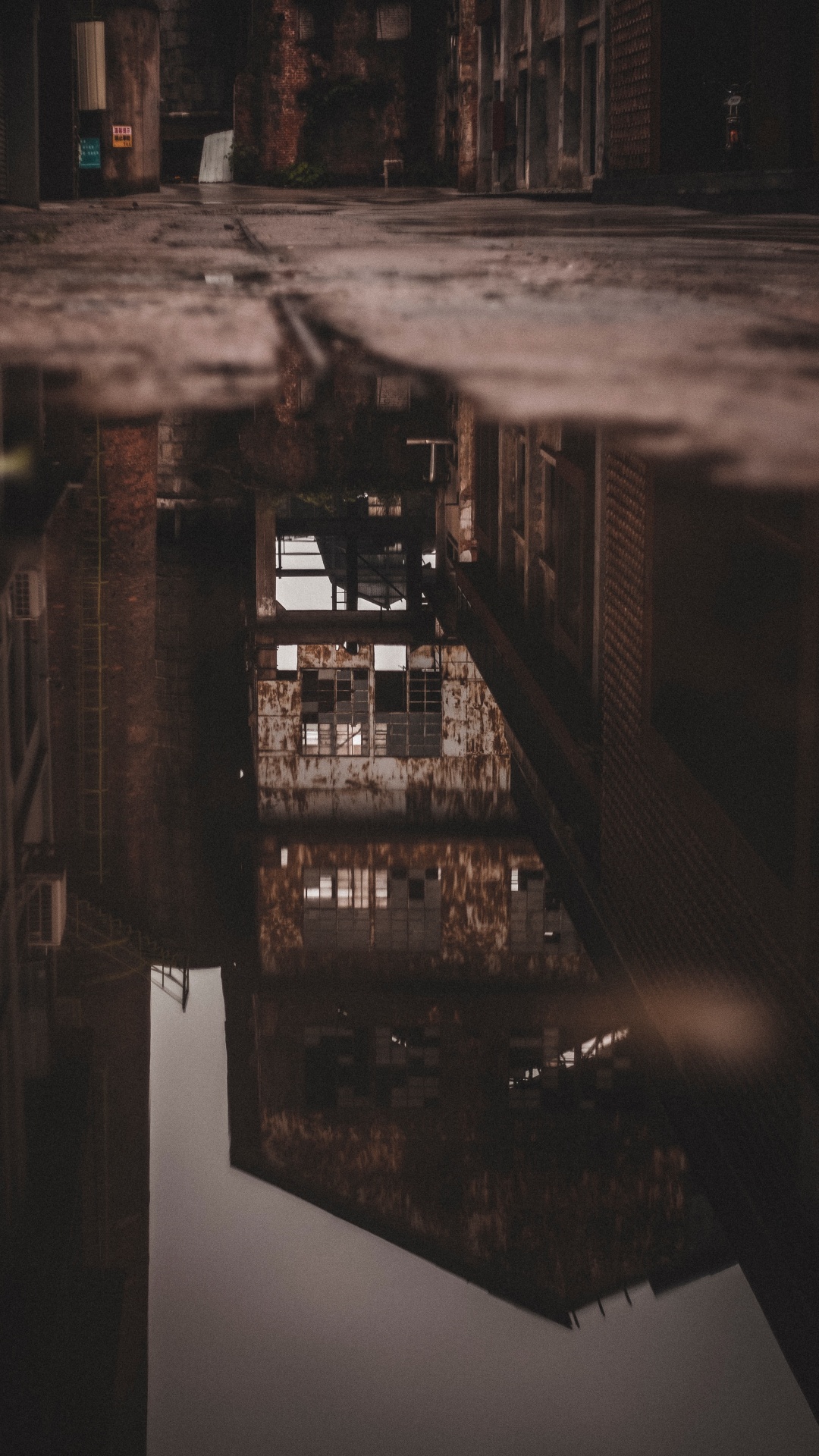 Обои вода, отражение, атмосфера, архитектура, темнота в разрешении 1080x1920