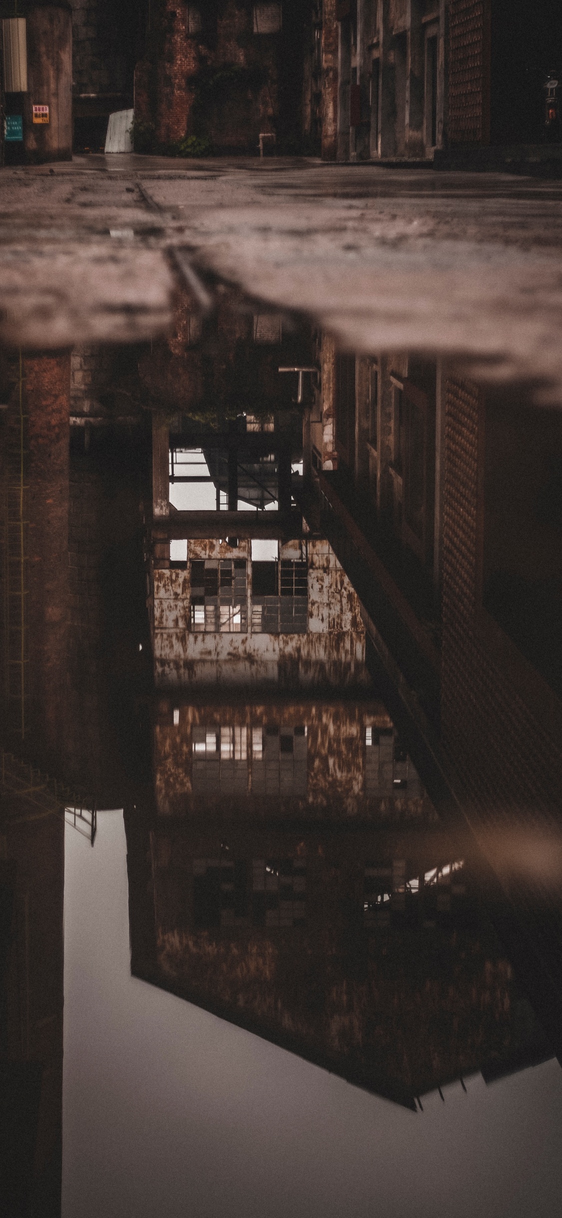 Обои вода, отражение, атмосфера, архитектура, темнота в разрешении 1125x2436