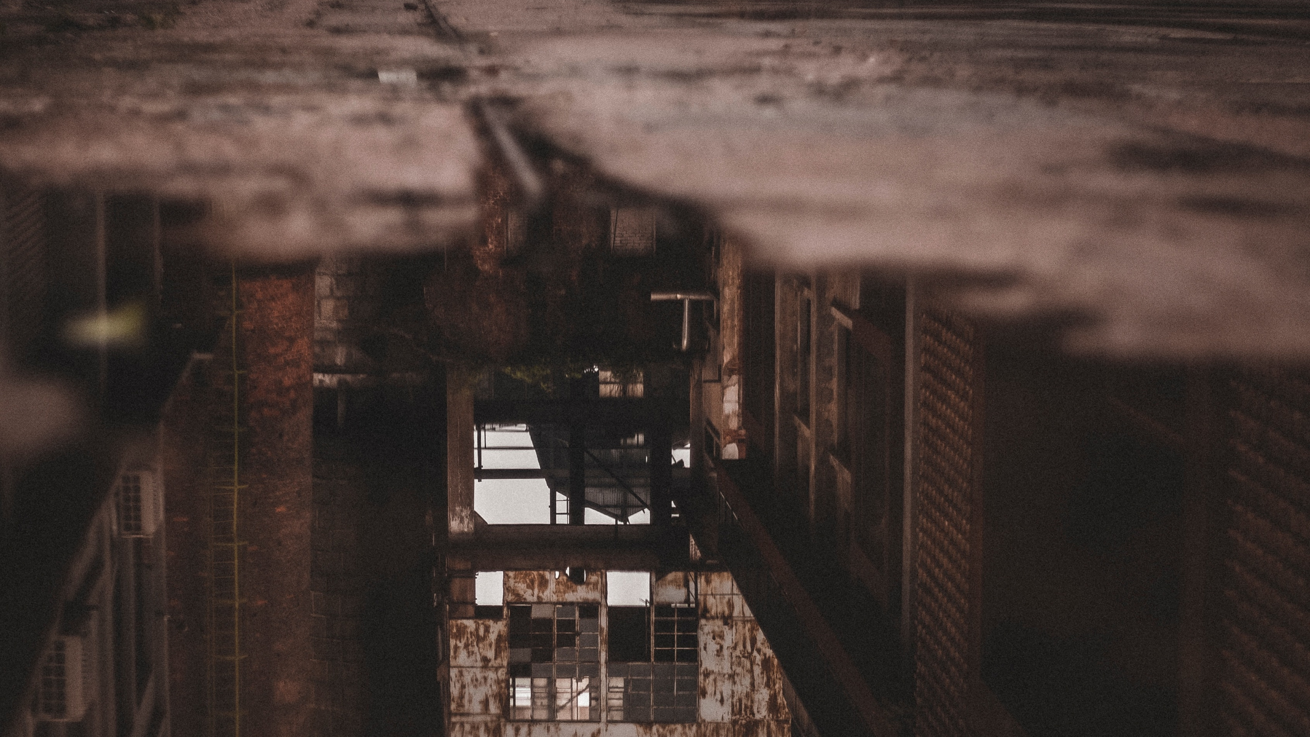 Обои вода, отражение, атмосфера, архитектура, темнота в разрешении 2560x1440