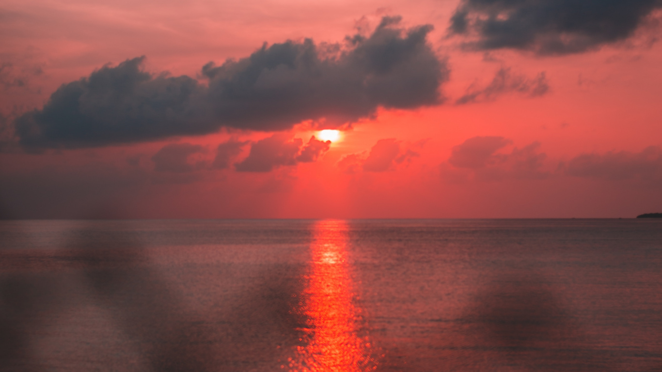 Обои закат, горизонт, красный цвет, восход солнца, облако в разрешении 1366x768