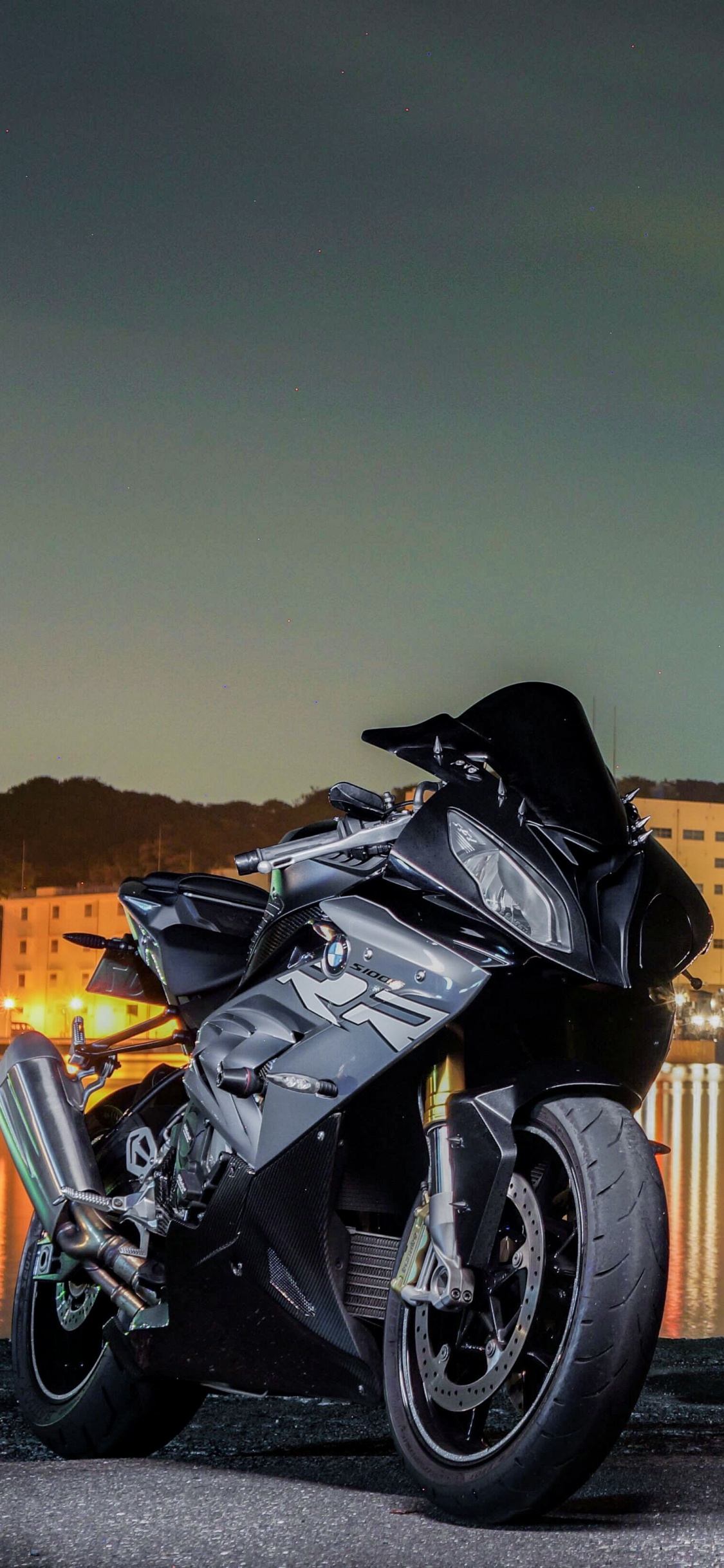 Обои небо, автомобильные запчасти, промышленность, супербайк, мотоцикл в разрешении 1125x2436