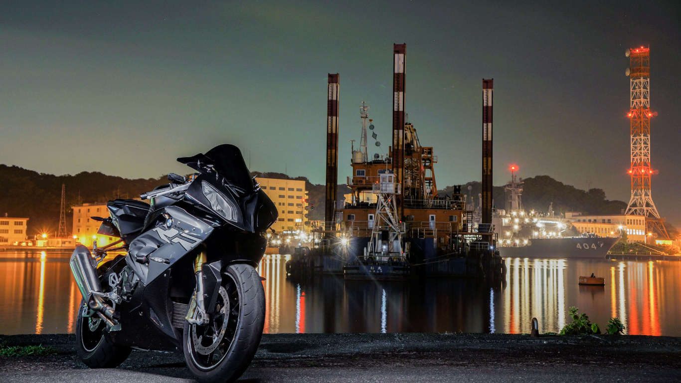 Обои небо, автомобильные запчасти, промышленность, супербайк, мотоцикл в разрешении 1366x768