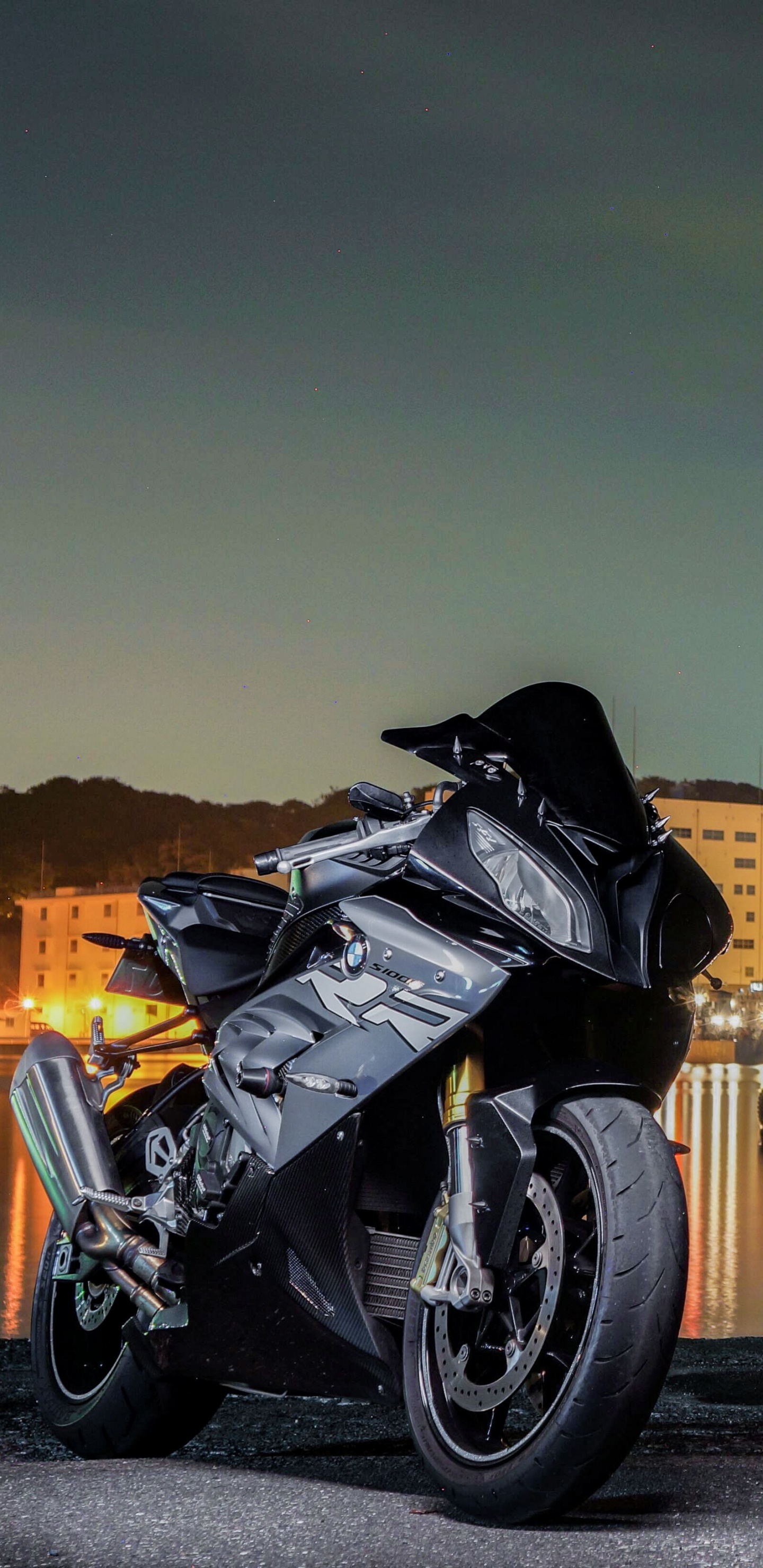 Обои небо, автомобильные запчасти, промышленность, супербайк, мотоцикл в разрешении 1440x2960