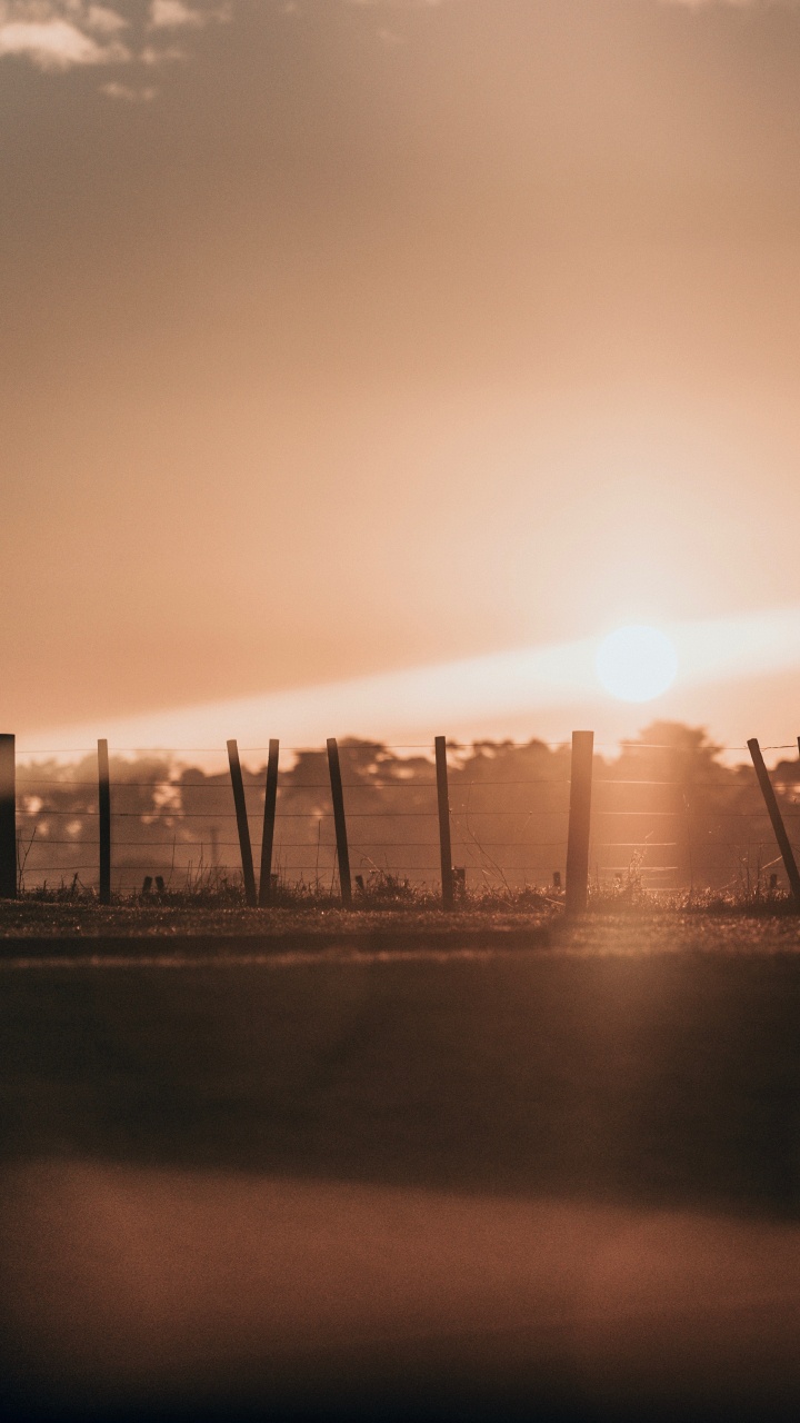 Обои горизонт, здание, закат, атмосфера, вечер в разрешении 720x1280