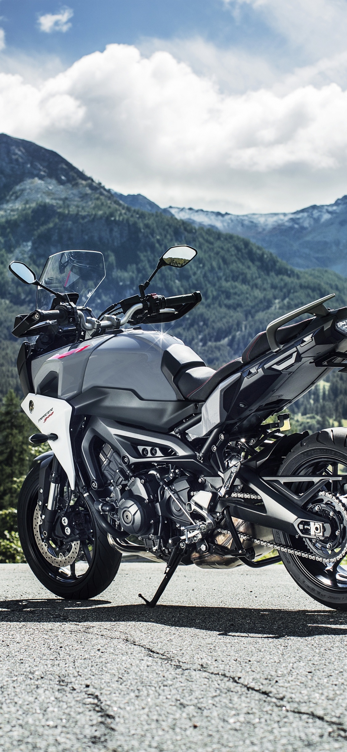 Обои Ямаха мотор Компани, мотоцикл, горный хребет, горный рельеф, мотоспорт в разрешении 1125x2436