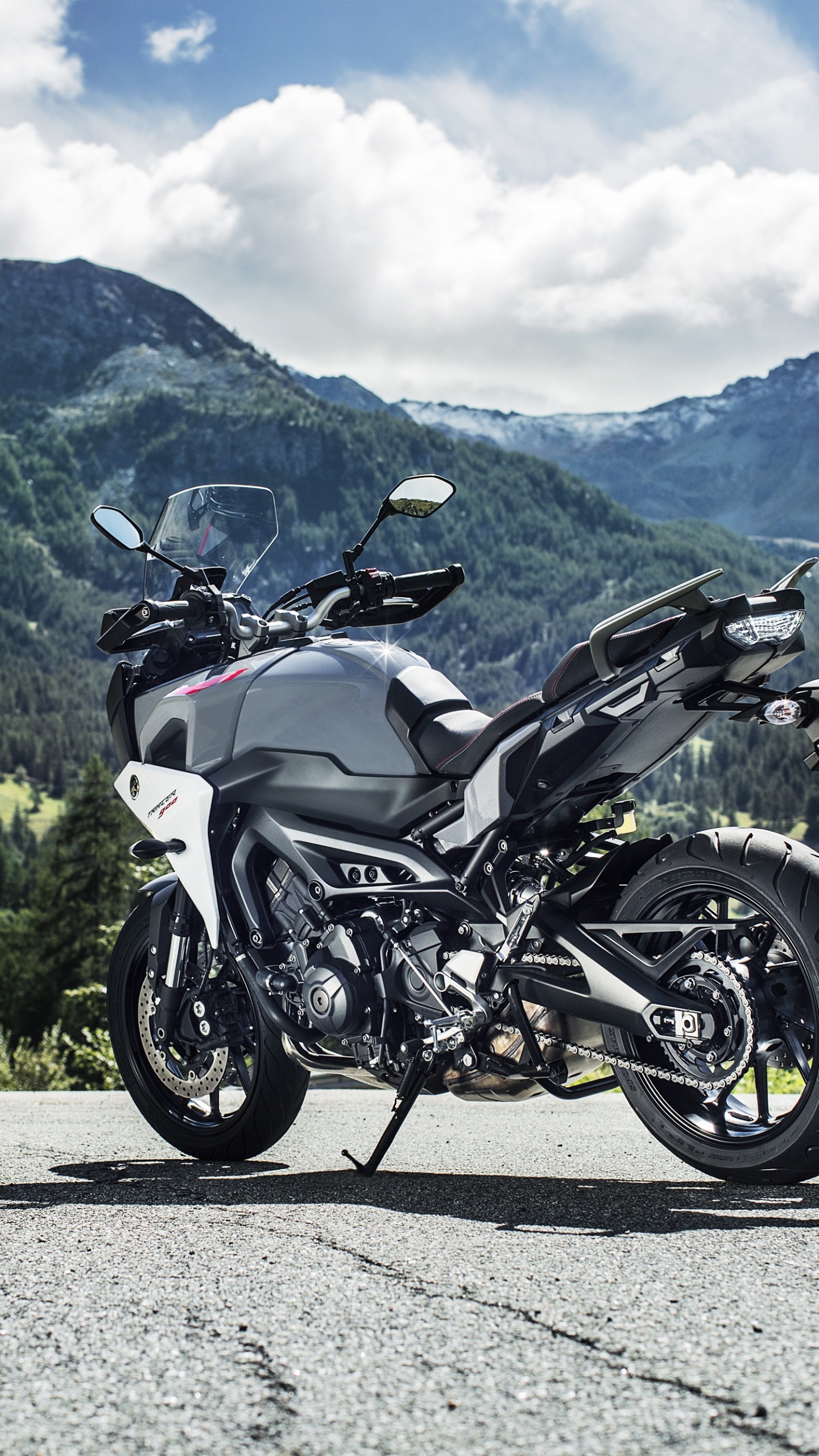 Обои Ямаха мотор Компани, мотоцикл, горный хребет, горный рельеф, мотоспорт в разрешении 1440x2560