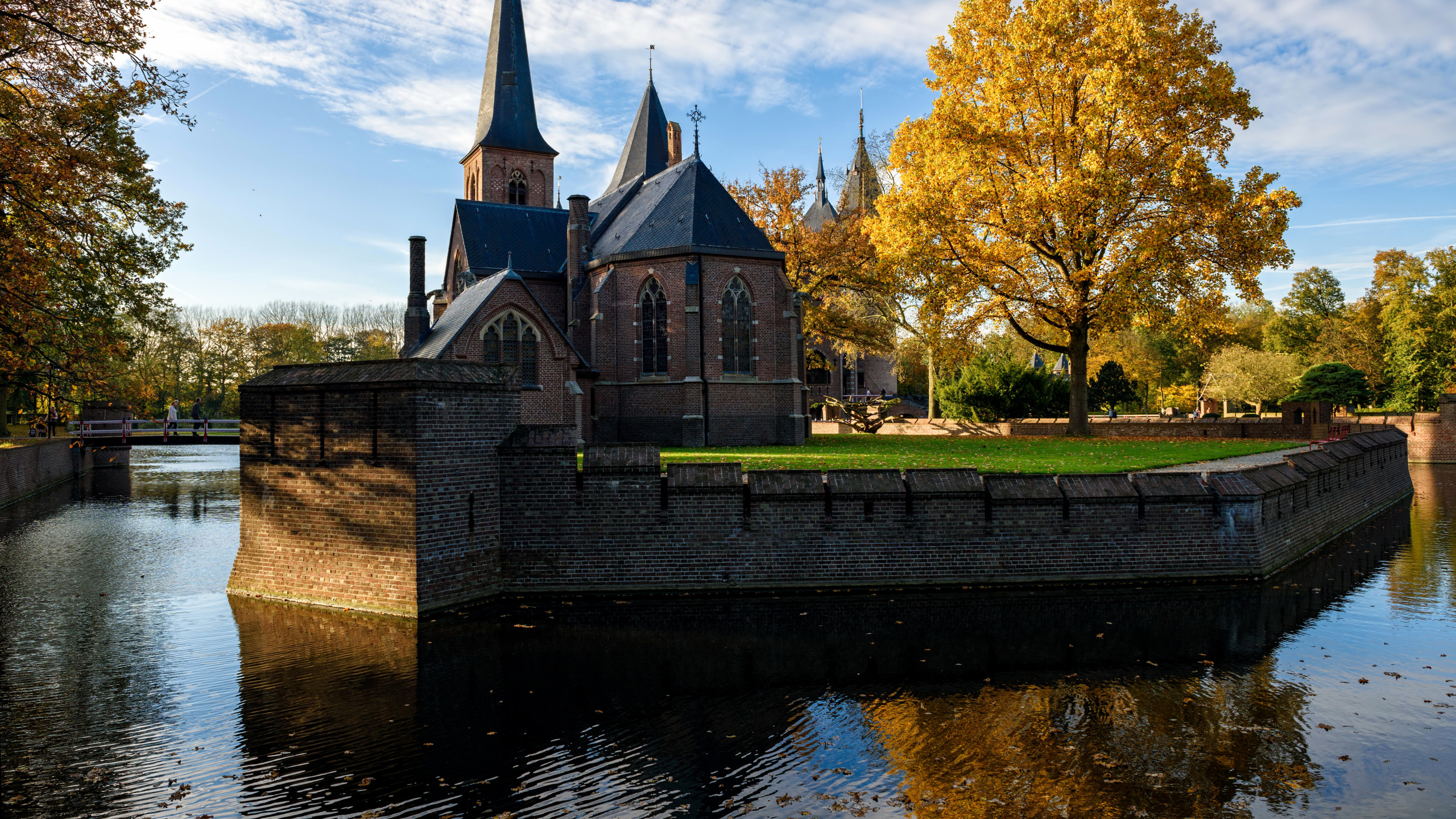 Обои отражение, водный путь, вода, дерево, водный замок в разрешении 2560x1440