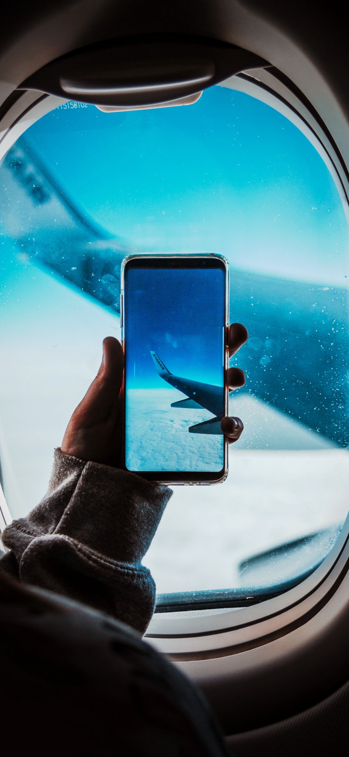 Обои самолет, полет, автомобильное освещение, окно, лазурный в разрешении 1125x2436