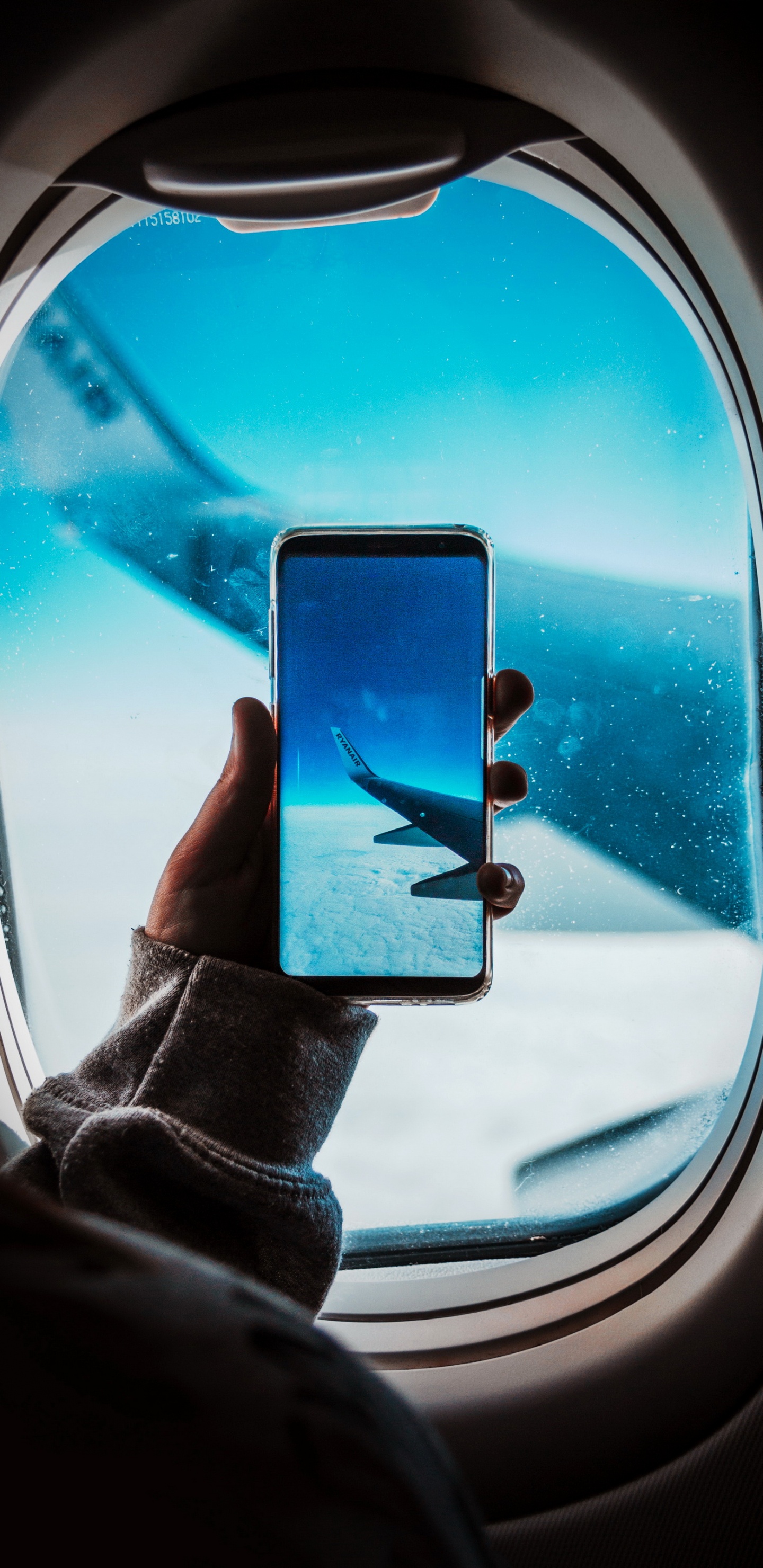 Обои самолет, полет, автомобильное освещение, окно, лазурный в разрешении 1440x2960