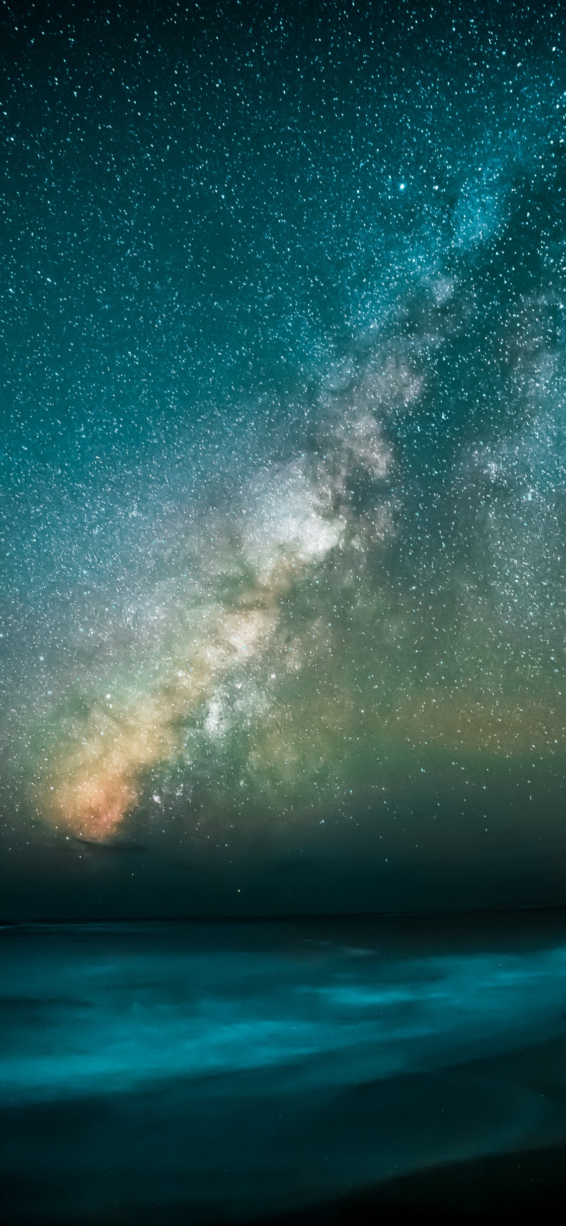 Обои человек ищет млечный путь, Млечный Путь, земля, Галактика, звезда в разрешении 1125x2436