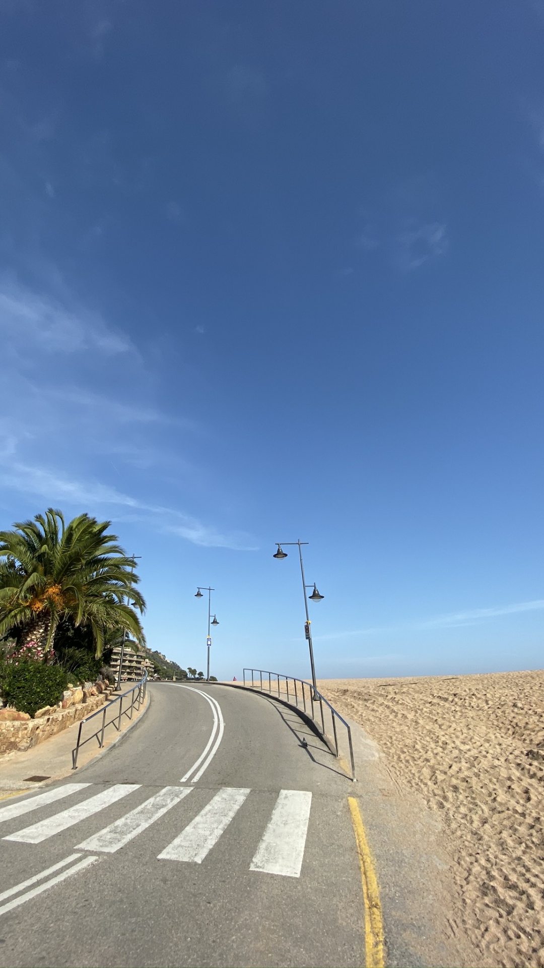 Обои дорога, дневное время, дорожное покрытие, инфраструктура, асфальт в разрешении 1080x1920