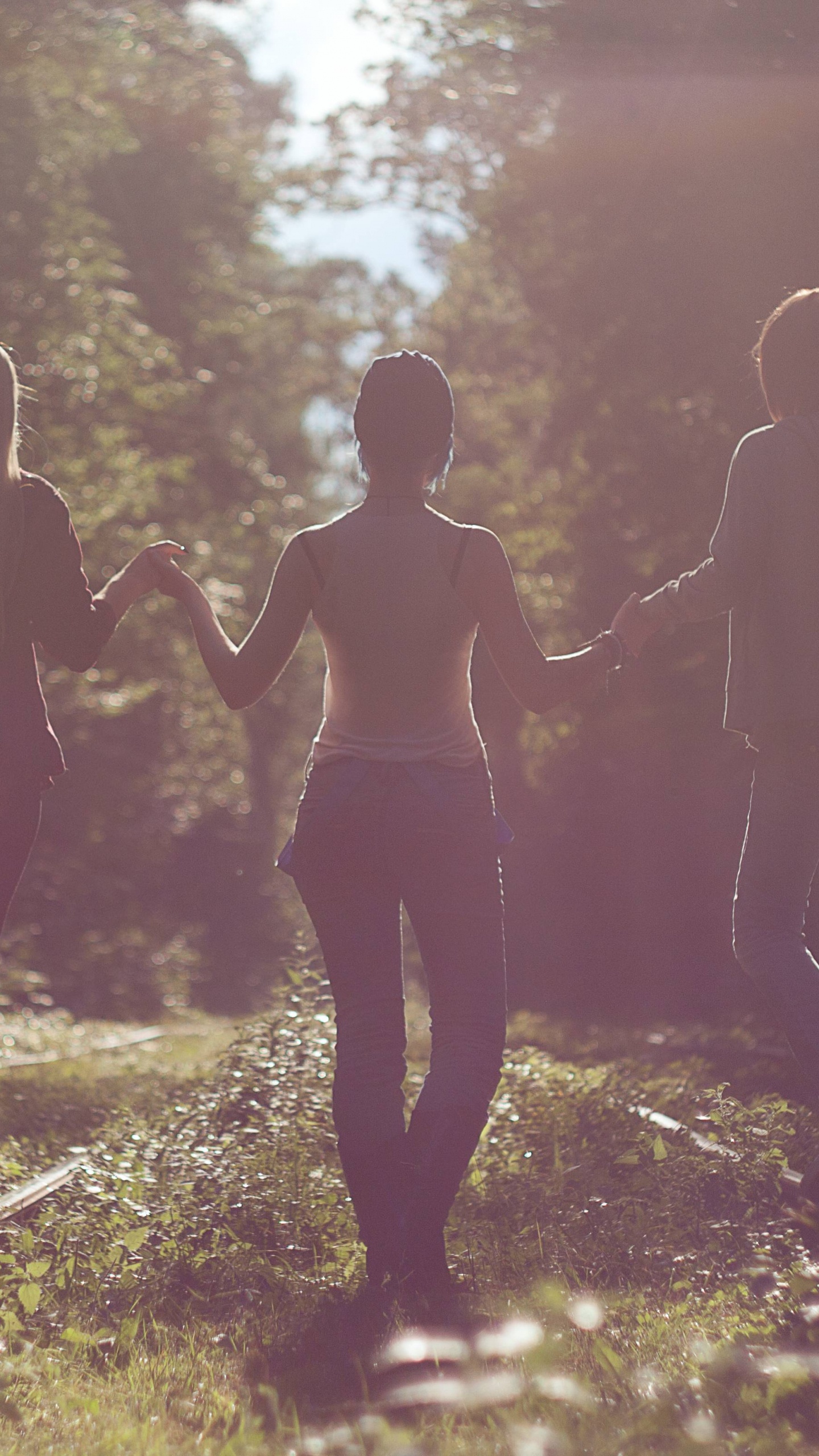 Обои Жизнь-Странная Штука, Макс Колфилд, Хлоя прайс, Рэйчел Эмбер, свет в разрешении 1440x2560