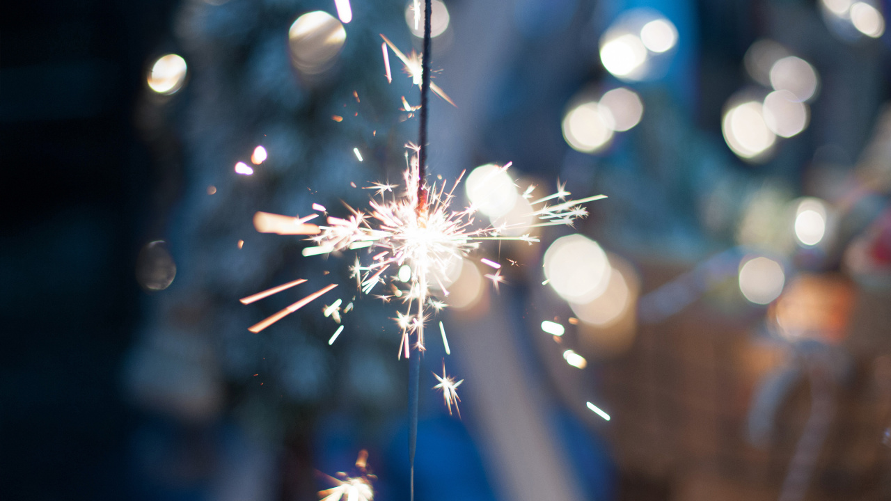 Обои бенгальский огонь, событие, темнота, Новый год, ветвь в разрешении 1280x720