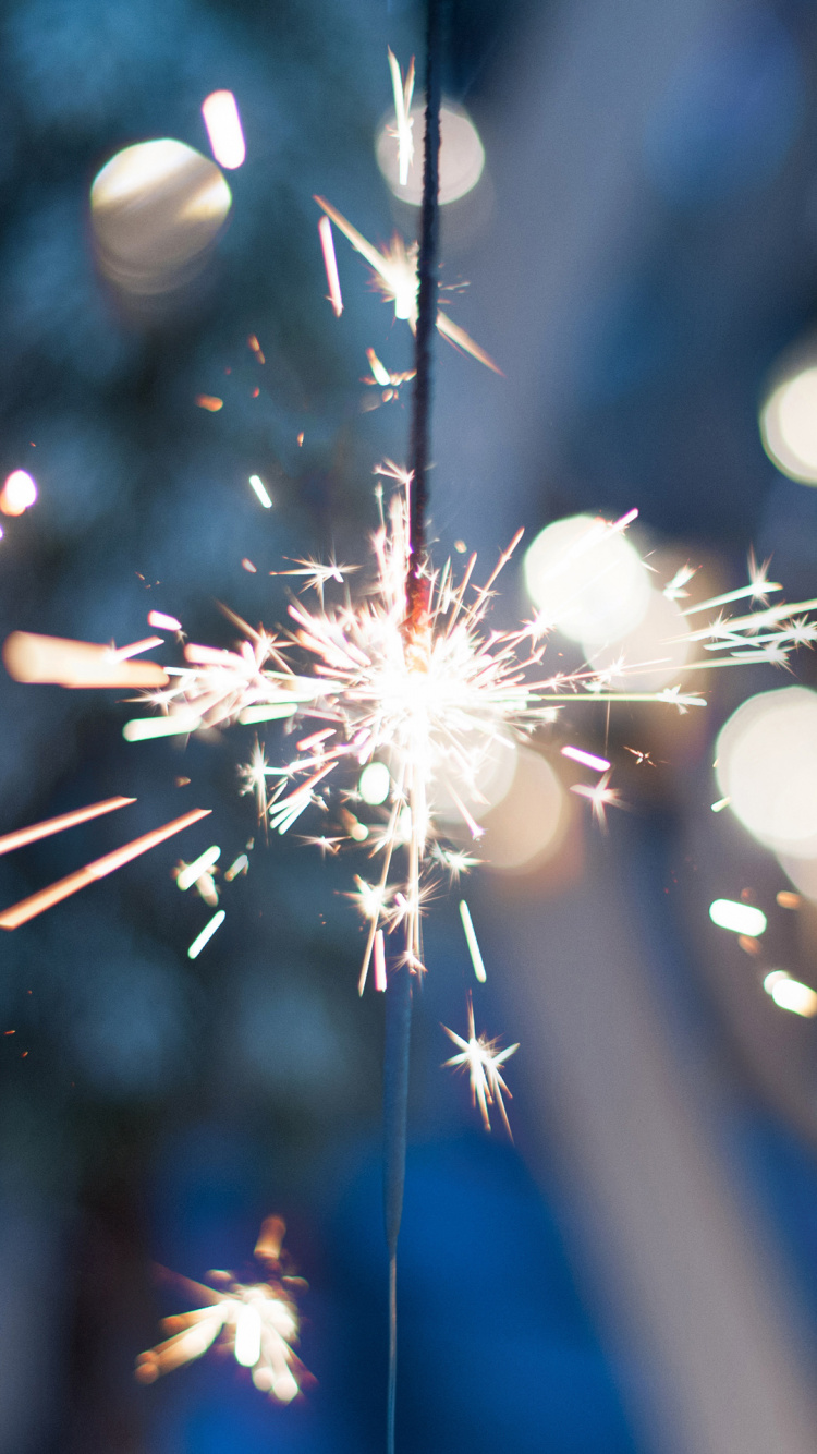 Обои бенгальский огонь, событие, темнота, Новый год, ветвь в разрешении 750x1334