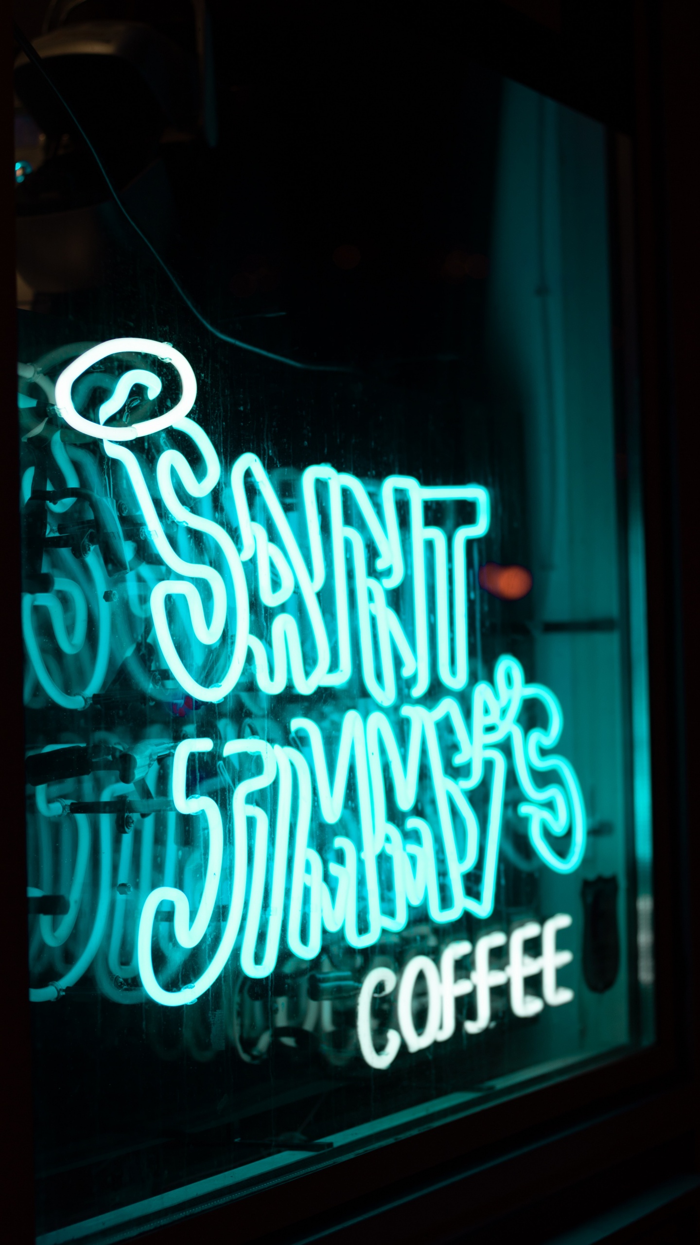Обои чашка, электронное устройство, неон, неоновая вывеска, текст в разрешении 1440x2560