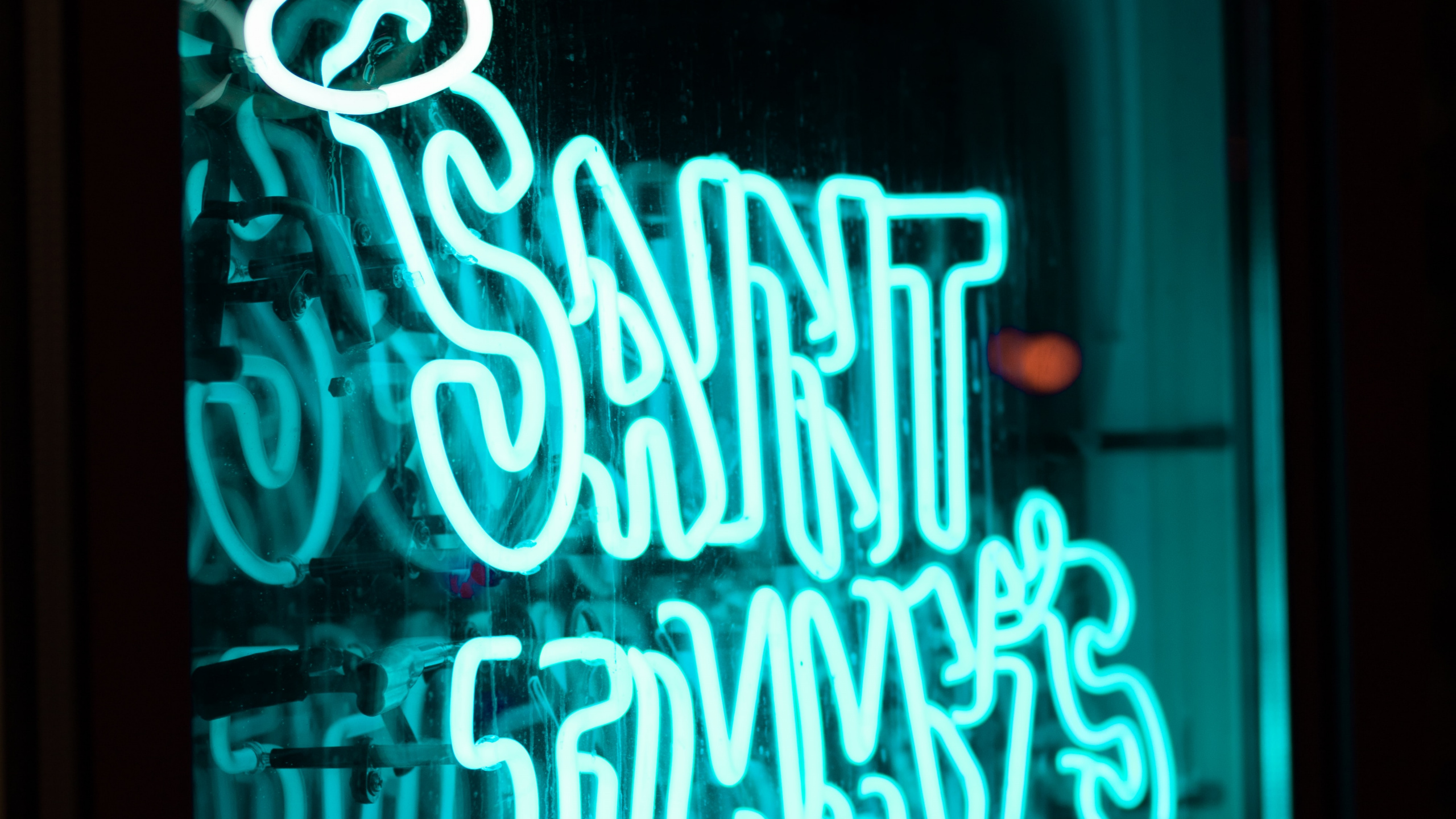 Обои чашка, электронное устройство, неон, неоновая вывеска, текст в разрешении 2560x1440