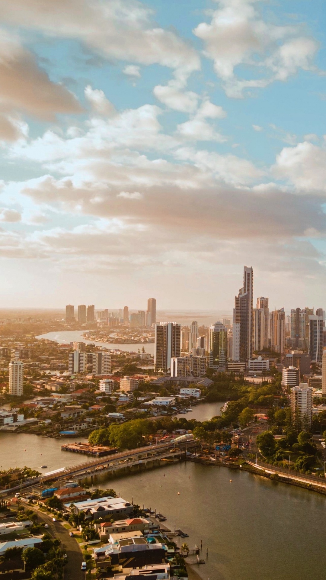 Обои городской пейзаж, Голдкост, здание, облако, вода в разрешении 1080x1920