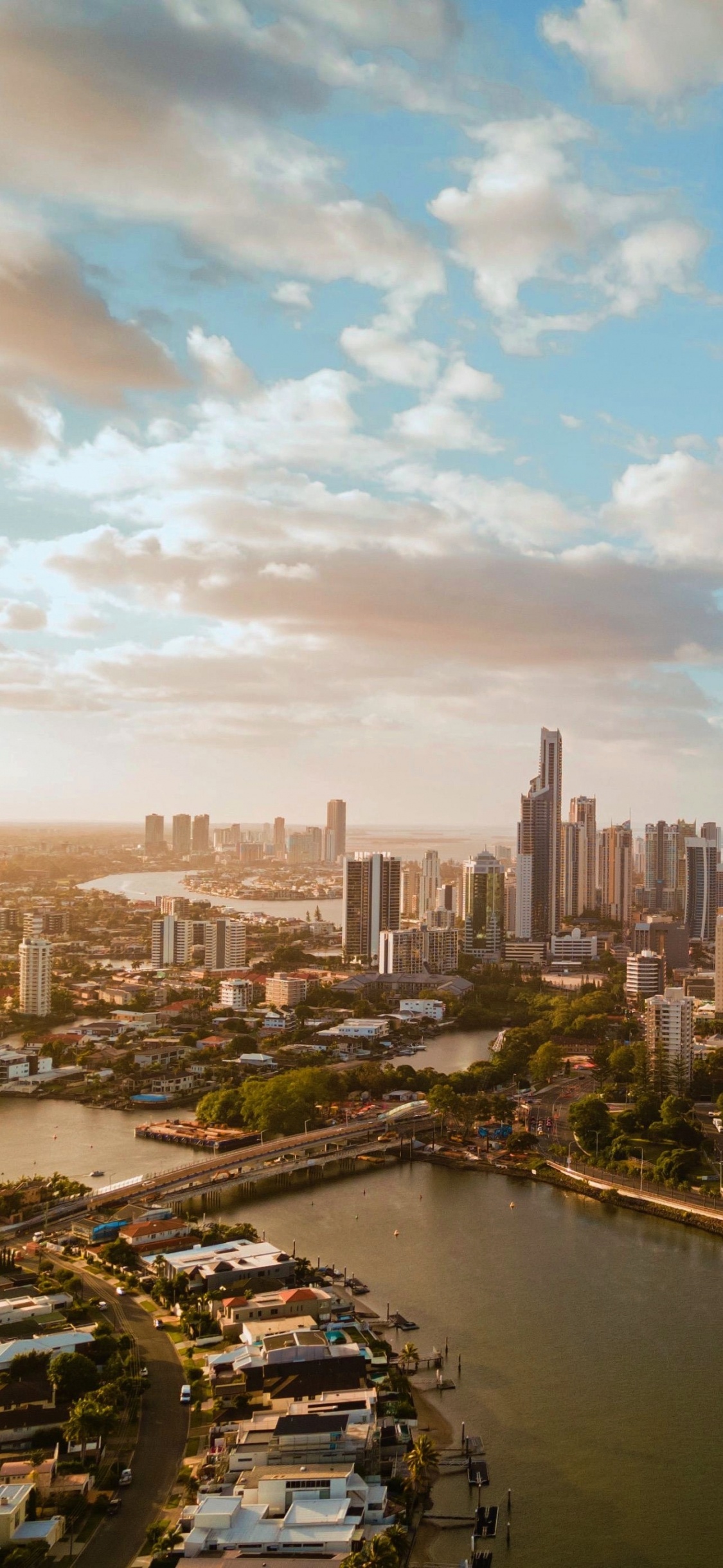 Обои городской пейзаж, Голдкост, здание, облако, вода в разрешении 1125x2436