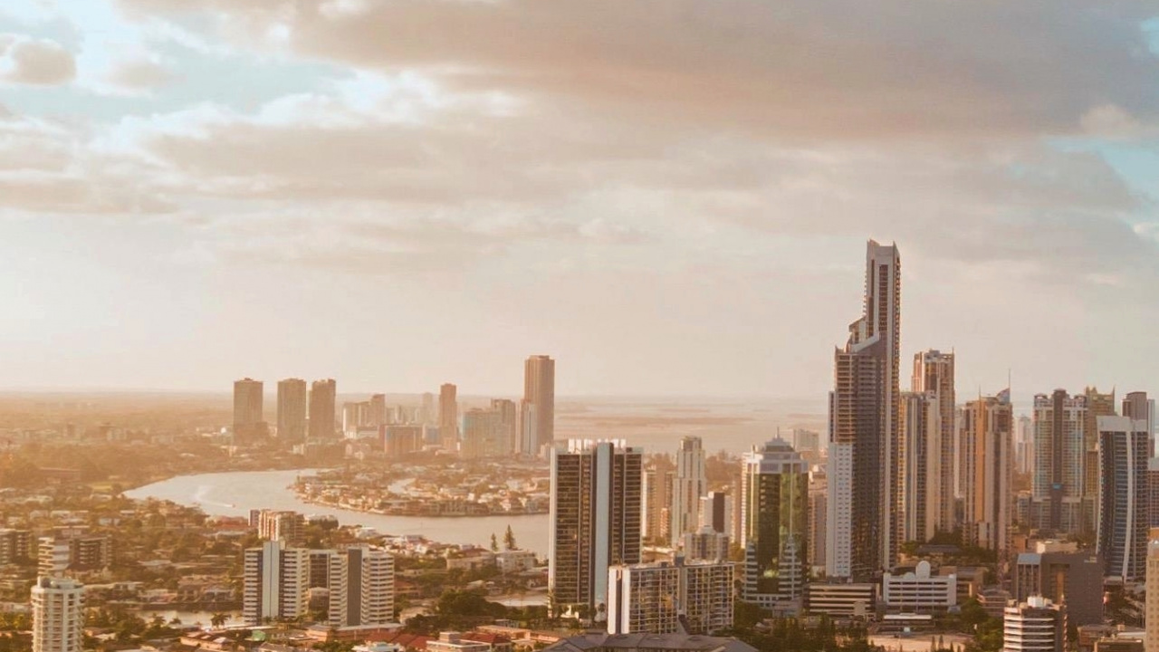 Обои городской пейзаж, Голдкост, здание, облако, вода в разрешении 1280x720