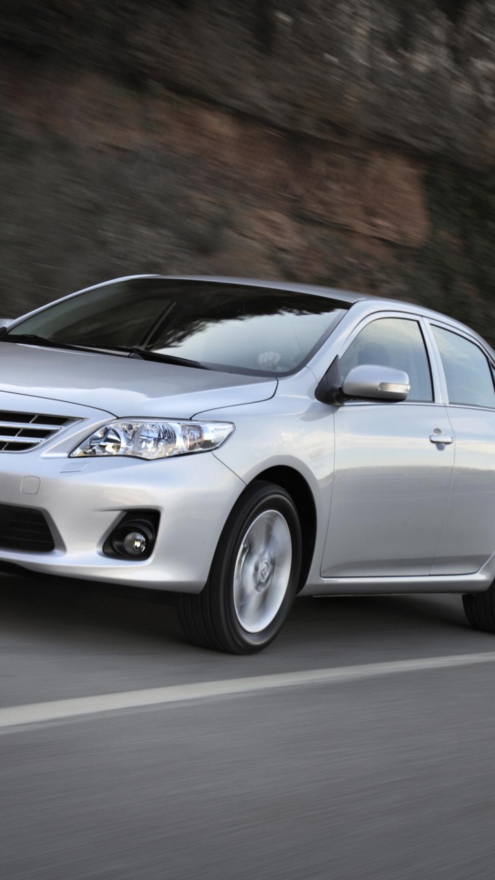 Обои авто, toyota, компактный автомобиль, Тойота Королла, Хендай Элантра в разрешении 720x1280