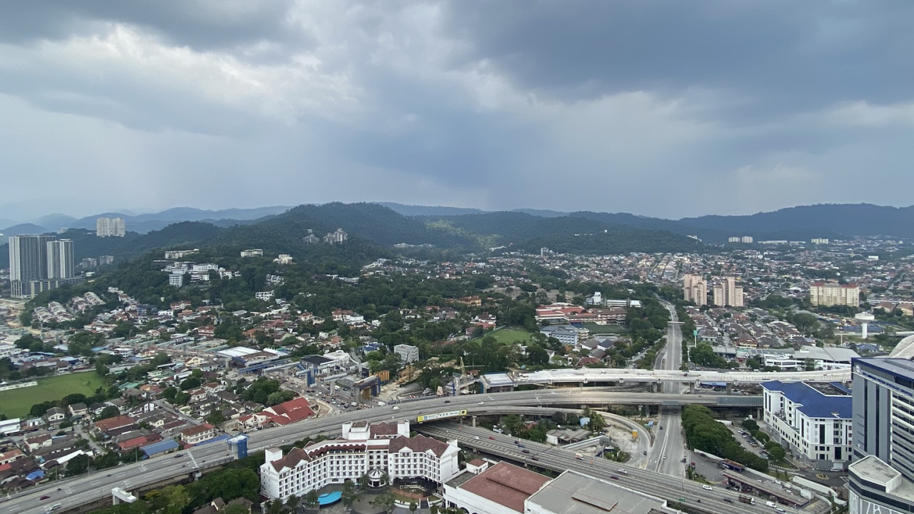 Обои облако, город, городской район, здание, городской дизайн в разрешении 1280x720