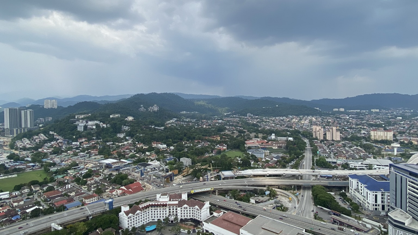 Обои облако, город, городской район, здание, городской дизайн в разрешении 1366x768