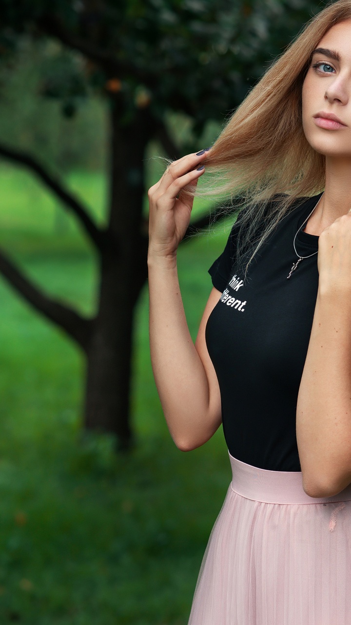 Обои симпатичная девушка, лицо, волосы, кожа, губа в разрешении 720x1280