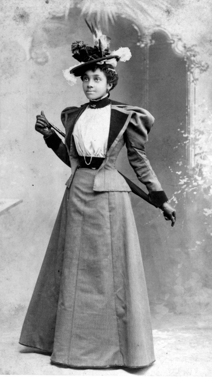 Обои викторианская эпоха, портрет, стояние, фэшн, верхняя одежда в разрешении 720x1280